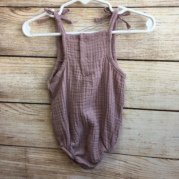 NEW WITH TAGS RABBIT +‎ BEAR BY EMILY & OLIVER ORGANIC COTTON ROMPER WITH BONNET - Picture 3 of 8